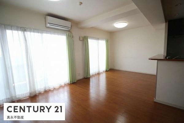 ���r���O -