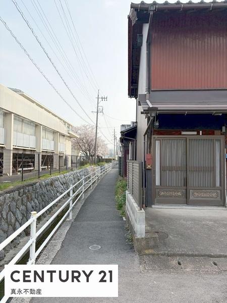 �O�ʓ��H�܂ތ��n�ʐ^ -